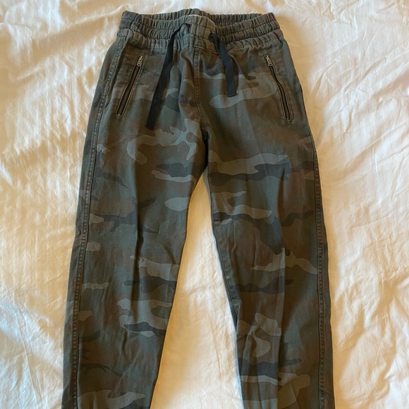 Aritzia TNA camouflage pants - Picture 1 of 3